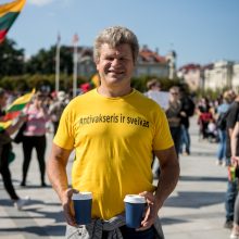 Vilniuje – tūkstantinis protestas: su plakatais „Ne gyvulių pasui“ ir „Dž. Sorošą lauk iš Lietuvos“