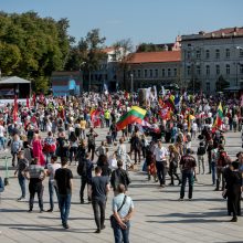 Vilniuje – tūkstantinis protestas: su plakatais „Ne gyvulių pasui“ ir „Dž. Sorošą lauk iš Lietuvos“