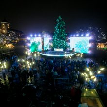 Įžiebta pagrindinė Kauno eglė: mieste prasideda šiltų Kalėdų laukimas