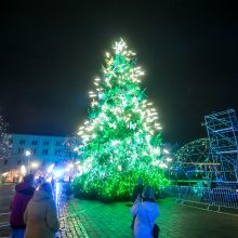 Įžiebta pagrindinė Kauno eglė: mieste prasideda šiltų Kalėdų laukimas