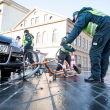 Saugaus eismo dieną  – inscenizuota avarija ir greičio matuoklis, nukreiptas į dviratininkus