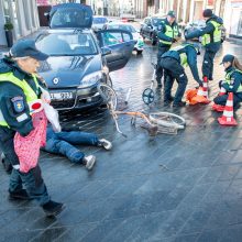 Saugaus eismo dieną  – inscenizuota avarija ir greičio matuoklis, nukreiptas į dviratininkus