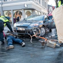 Saugaus eismo dieną  – inscenizuota avarija ir greičio matuoklis, nukreiptas į dviratininkus