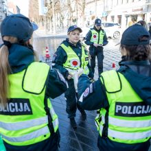 Saugaus eismo dieną  – inscenizuota avarija ir greičio matuoklis, nukreiptas į dviratininkus