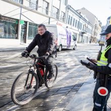 Saugaus eismo dieną  – inscenizuota avarija ir greičio matuoklis, nukreiptas į dviratininkus