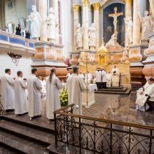 Iškilmės Kaune: pirmą kartą katalikų dvasininkais įšventinti vedę vyrai