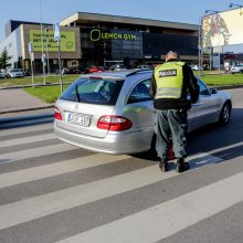 Baltų prospekte „Mercedes-Benz“ partrenkė du žmones