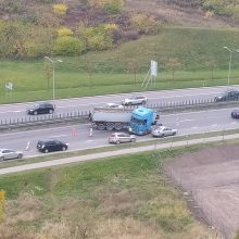 Vilniuje susidūrė du sunkvežimiai: gatvė tapo sunkiai pravažiuojama