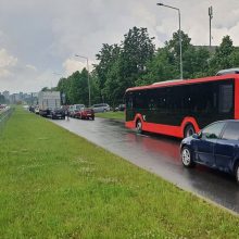 Kauną skalavo liūtis ir kruša: gatvės buvo sunkiai pravažiuojamos, laiptai virto kriokliu