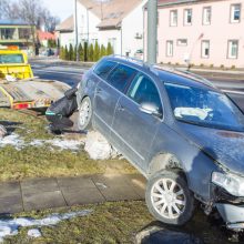 Per avariją Žaliakalnyje „Volkswagen“ rėžėsi į kioską