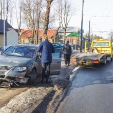 Per avariją Žaliakalnyje „Volkswagen“ rėžėsi į kioską