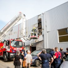 Kaune degė gamybinio pastato siena