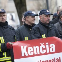 Savivaldybių ugniagesiai reikalauja išmokėti algas ir gerinti darbo sąlygas