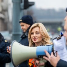 Pareigūnų įspėjamasis protestas: Seimo nariams įteikė naudotų batų ir pirštinių