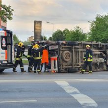 Avarija Savanorių prospekte: greitosios pagalbos automobilis apvirto ant šono