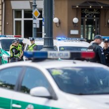 Policijos pareigūnai visoje Lietuvoje švyturėliais atidavė pagarbą žuvusiam kolegai