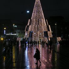 Sostinės Kalėdų eglės: ar šių metų siurrealioji pranoks pernykštę šachmatų karalienę?