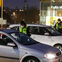 Policija pradėjo masinę judėjimo kontrolę: dauguma žmonių pasiruošę dokumentus