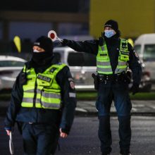 Policija pradėjo masinę judėjimo kontrolę: dauguma žmonių pasiruošę dokumentus