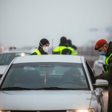 Policija pradėjo masinę judėjimo kontrolę: dauguma žmonių pasiruošę dokumentus