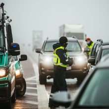 Policija pradėjo masinę judėjimo kontrolę: dauguma žmonių pasiruošę dokumentus