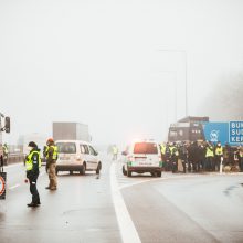 Policija pradėjo masinę judėjimo kontrolę: dauguma žmonių pasiruošę dokumentus