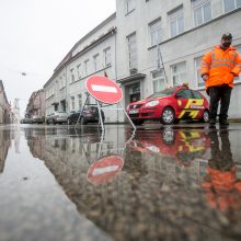 Rotušės aikštės prieigas jau juosia tvoros: dėl eglutės įžiebimo ribojamas eismas