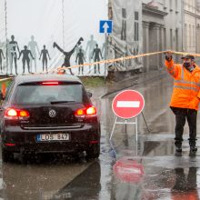 Rotušės aikštės prieigas jau juosia tvoros: dėl eglutės įžiebimo ribojamas eismas