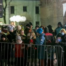 Į Rotušės aikštę buvo įleidžiami ne visi, tačiau žmonės vis tiek rinkosi prie tvorų