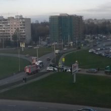 BMW vairuotojas pabėgo sudaužęs du automobilius ir sunkvežimį