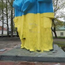 Ukmergėje sovietinis monumentas aprašinėtas Rusiją palaikančiais šūkiais