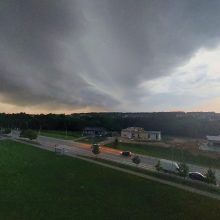 Lietuvą siaubė audra: virto medžiai, skendo gatvės, stoguose – skylės