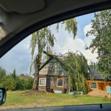 Lietuvą siaubė audra: virto medžiai, skendo gatvės, stoguose – skylės