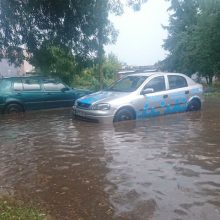 Chemijos gatvės daugiabučio kiemas po liūties virto ežeru