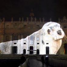 Šv. Petro bazilikos sienos nušvito didžiuliais gyvūnų atvaizdais