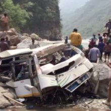 Indijoje autobusui nulėkus nuo skardžio žuvo 44 žmonės