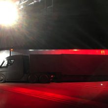 „Tesla“ pristatė pirmąjį pasaulyje elektra varomą sunkvežimį