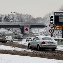 Sniegui paralyžiavus Paryžių vargsta į darbus važinėjantys žmonės