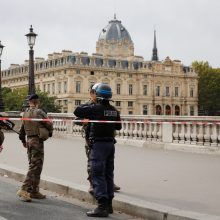 Paryžiuje per išpuolį policijos nuovadoje žuvo penki žmonės, tarp jų ir užpuolikas