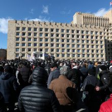 Sakartvele po opozicijos lyderio arešto protestuoja tūkstančiai žmonių