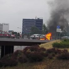 Vilniaus aplinkkelyje užsidegė automobilis