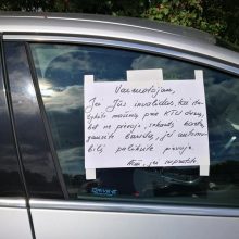 Pažeidėjas ant automobilio rado raštelį: kitą kartą gausite baudą