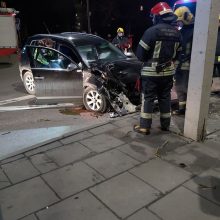 Avarija Kaune: „Volkswagen“ rėžėsi į medį, vairuotojas atsisakė tikrintis blaivumą