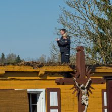 Tauragės rajone sudegė klebonijos pastato stogas