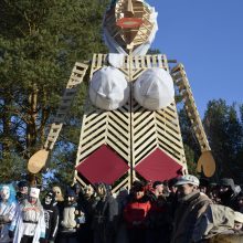 Rumšiškėse žiemą iš kiemo varė su tradicinėmis ristynėmis