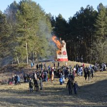 Rumšiškėse žiemą iš kiemo varė su tradicinėmis ristynėmis