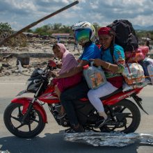 Indonezijos karo laivu evakuota šimtai žemės drebėjimo aukų