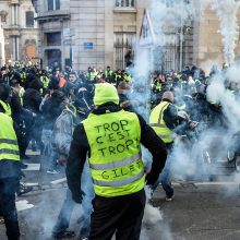 Prancūzijoje jau 10-ą šeštadienį protestuoja „geltonosios liemenės“