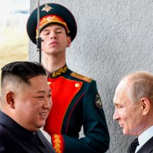 Kim Jong Unas ir V. Putinas per pirmą susitikimą žadėjo siekti glaudesnių ryšių