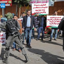 Palestiniečiai „įniršio dieną“ protestuoja prieš JAV sprendimą dėl žydų nausėdijų
